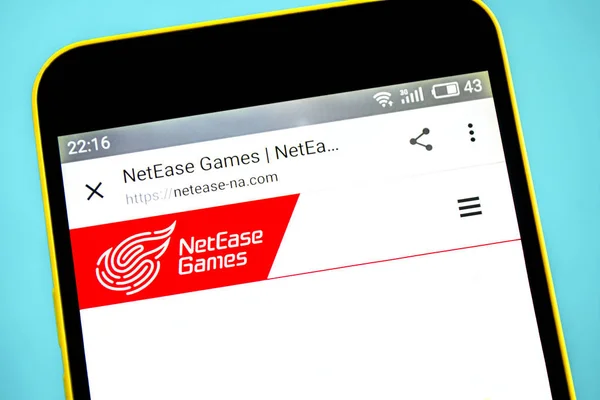 Berdyansk, Ucrania - 23 de mayo de 2019: página web de NetEase. Logo de NetEase visible en la pantalla del teléfono . — Foto de Stock
