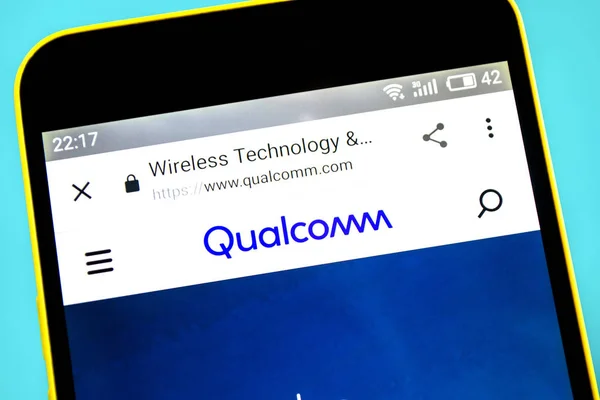 Berdyansk, Ukrayna-23 Mayıs 2019: açıklayıcı editoryal Qualcomm Web sitesi ana. Telefon ekranında görünür Qualcomm logosu.