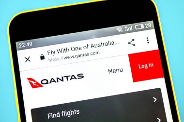 Berdyansk, Ukrayna-24 Mayıs 2019: Qantas Airways Web sitesi ana sayfası. Telefon ekranında görünür Qantas Airways logosu.