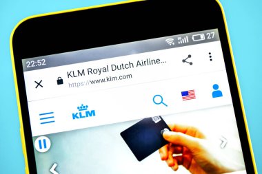 Berdyansk, Ukrayna-24 Mayıs 2019: hava Fransa-KLM havayolu web sitesi ana sayfası. Hava Fransa-KLM logosu telefon ekranında görünür.