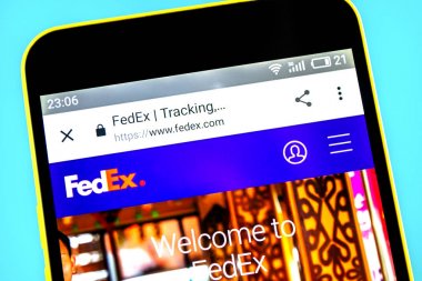 Berdyansk, Ukrayna-24 Mayıs 2019: FedEx Courier Web sitesi ana sayfası. Telefon ekranında görünür FedEx logosu.