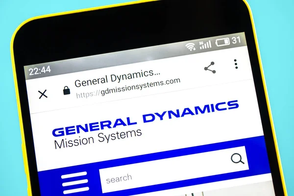 Berdyansk, Ucrania - 24 de mayo de 2019: Página principal del sitio web aeroespacial General Dynamics. Logo de General Dynamics visible en la pantalla del teléfono . — Foto de Stock