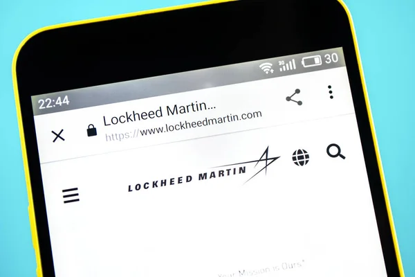 Berdyansk, Ucrania - 24 de mayo de 2019: Lockheed Martin página web aeroespacial. Logotipo de Lockheed Martin visible en la pantalla del teléfono . — Foto de Stock