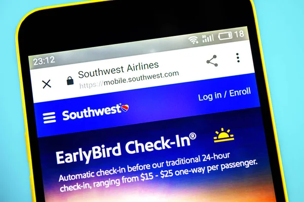 Berdyansk, Ukrayna-26 Mayıs 2019: Southwest Airlines Web sitesi ana sayfası. Southwest Airlines logosu telefon ekranında görünür.