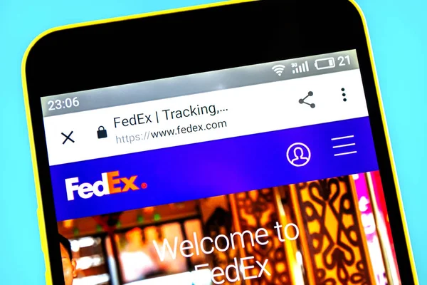 Berdyansk, Ucrania - 24 de mayo de 2019: página web de FedEx courier. Logo de FedEx visible en la pantalla del teléfono . Imagen De Stock
