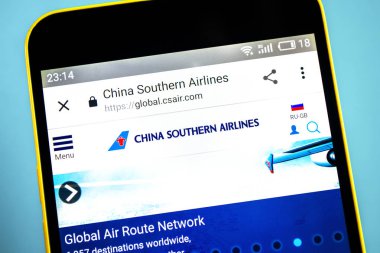 Berdyansk, Ukrayna-26 Mayıs 2019: Çin Southern Airlines Web sitesi ana sayfası. Çin Southern Airlines logosu telefon ekranında görünür.