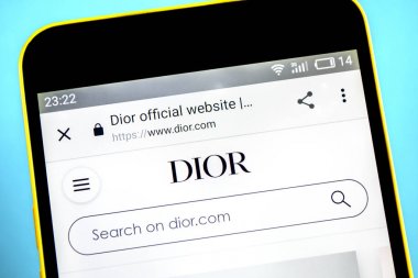 Berdyansk, Ukrayna-26 Mayıs 2019: Christian Dior Web sitesi ana sayfası. Telefon ekranında görünür Christian Dior logosu.