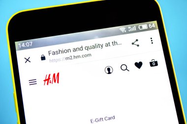 Berdyansk, Ukrayna-29 Mayıs 2019: H ve M Web sitesi ana sayfası. Telefon ekranında H ve M logosu görünür.