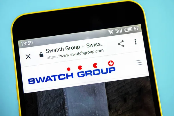 Berdyansk, Ukrayna-26 Mayıs 2019: Swatch Group Web sitesi ana sayfası. Renk örneği grubu logosu telefon ekranında görünür.