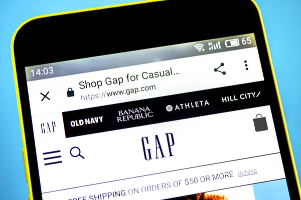Berdyansk, Ukrayna-29 Mayıs 2019: Gap Web sitesi ana sayfası. Telefon ekranında görünen Gap logosu.