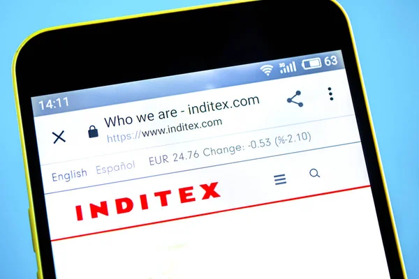 Berdyansk, Ukrayna-29 Mayıs 2019: Inditex Web sitesi ana sayfası. Inditex logosu telefon ekranında görünür.