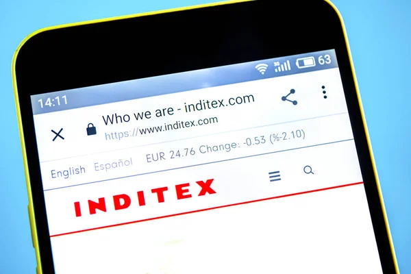 Berdyansk, Ucrania - 29 de mayo de 2019: Página web de Inditex. Logotipo Inditex visible en la pantalla del teléfono . Imágenes De Stock Sin Royalties Gratis
