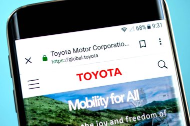 Berdyansk, Ukrayna-30 Mayıs 2019: toyota motor Web sitesi ana sayfası. Toyota Motor logosu telefon ekranında görünür.