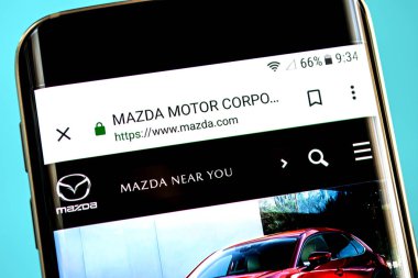 Berdyansk, Ukrayna-30 Mayıs 2019: Mazda motor Web sitesi ana sayfası. Mazda motor logosu telefon ekranında görünür.