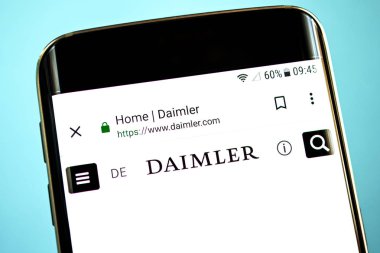 Berdyansk, Ukrayna-30 Mayıs 2019: Daimler Web sitesi ana sayfası. Telefon ekranında görünür Daimler logosu.