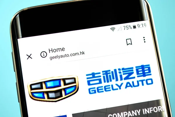 Berdyansk, Oekraïne-30 mei 2019: Geely Automobile Holdings website homepage. Geely Automobile Holdings logo zichtbaar op het telefoon scherm. Stockfoto