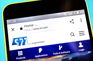 Berdyansk, Ukrayna-3 Mayıs 2019: STMicroelectronics Web sitesi ana sayfası. Telefon ekranında görünür STMicroelectronics logosu.