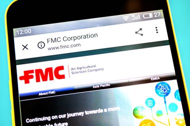 Berdyansk, Ukrayna-3 Mayıs 2019: FMC Web sitesinin açıklayıcı editoryal ana sayfası. Telefon ekranında görünür FMC logosu.