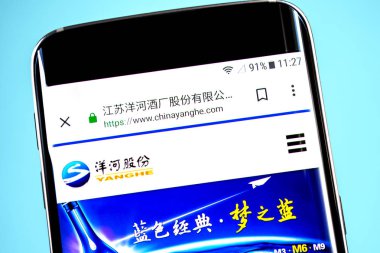 Berdyansk, Ukrayna-4 Haziran 2019: Jiangsu Yanghe Brewery Web sitesi ana sayfası. Jiangsu Yanghe Brewery logosu telefon ekranında görünür, açıklayıcı editoryal.