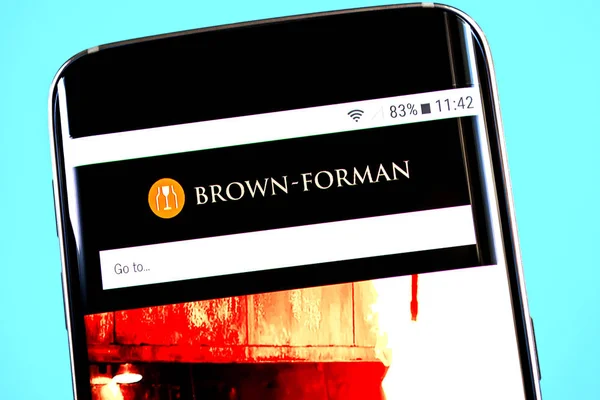 Berdyansk, Ucrania - 4 de junio de 2019: Página web de Brown-Forman. Logo de Brown-Forman visible en la pantalla del teléfono, Editorial Ilustrativo . — Foto de Stock
