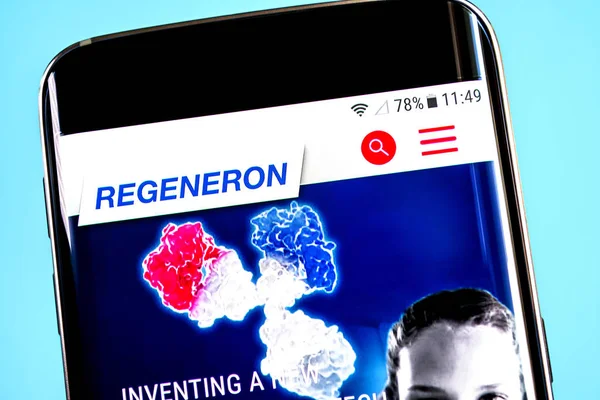 Berdyansk, Oekraïne-4 juni 2019: Regeneron Pharmaceuticals website homepage. Regeneron Pharmaceuticals logo zichtbaar op het telefoon scherm, illustratieve redactionele. Stockfoto