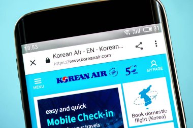 Berdyansk, Ukrayna-6 Haziran 2019: Korece hava Web sitesinin görsel editoryal. Kore hava logosu telefon ekranında görünür.