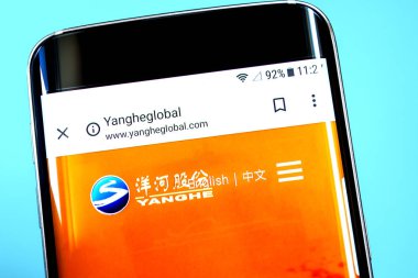 Berdyansk, Ukrayna-4 Haziran 2019: Jiangsu Yanghe Brewery Web sitesi ana sayfası. Jiangsu Yanghe Brewery logosu telefon ekranında görünür, açıklayıcı editoryal.