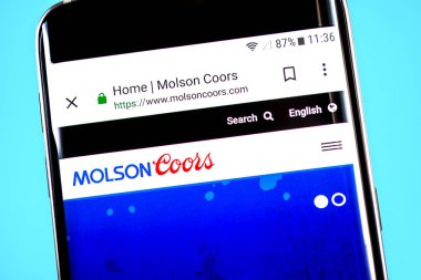 Berdyansk, Ukrayna-4 Haziran 2019: Molson Coors Brewing Web sitesi homepage. Molson Coors bira logosu telefon ekranında görünür, açıklayıcı editoryal.