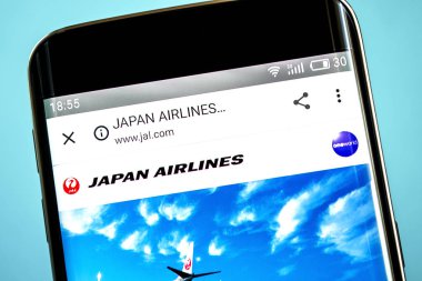 Berdyansk, Ukrayna-6 Haziran 2019: Japonya Havayolları Web sitesinin görsel editoryal. Japonya havayolları logosu telefon ekranında görünür.