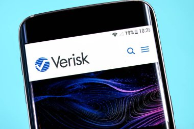 Berdyansk, Ukrayna - 8 Haziran 2019: Verisk Analytics web sitesi ana sayfası. Verisk Analytics logosu telefon ekranında görülebilir, Açıklayıcı Editoryal.