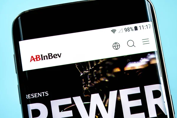 Berdyansk, Ukrayna - 3 Haziran 2019: Anheuser-Busch Inbev web sitesi ana sayfası. Anheuser-Busch Inbev logosu telefon ekranında görünür, Açıklayıcı Editoryal.