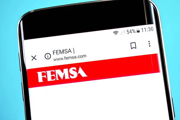 Berdyansk, Ucrania - 4 de junio de 2019: Página web de Femsa. Logo Femsa visible en la pantalla del teléfono, Editorial Ilustrativo . — Foto de Stock