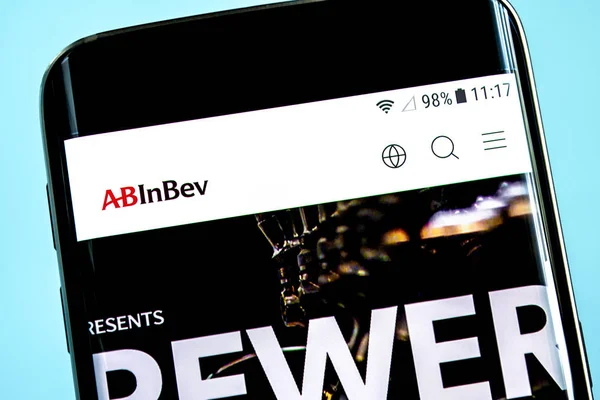 Berdyansk, Oekraïne-3 juni 2019: Anheuser-Busch InBev website homepage. Anheuser-Busch InBev logo zichtbaar op het telefoon scherm, illustratief redactie. Rechtenvrije Stockafbeeldingen