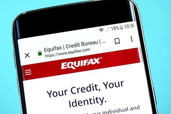 Berdyansk, Oekraïne-8 juni 2019: Homepage van Equifax website. Equifax-logo zichtbaar op het telefoon scherm, illustratief redactie. Stockafbeelding