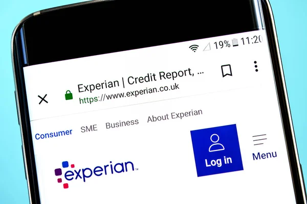 Berdyansk, Ukrayna - 8 Haziran 2019: Experian web sitesi ana sayfası. Experian logosu telefon ekranında görünür, Illustrative Editorial.