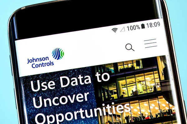 Berdyansk, Ukrayna - 8 Haziran 2019: Johnson Controls International web sitesi ana sayfası. Johnson Controls Uluslararası logosu telefon ekranında görünür, Illustrative Editorial.