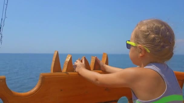 Schattig klein meisje rijden op een schip op de zee. Tiener meisje geniet van een boottocht op het schip. — Stockvideo