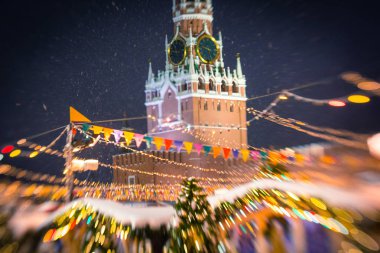 Bulanıklık ve Noel köyü Moskova Kızıl meydanında adil kırpılmış Kremlin Kulesi