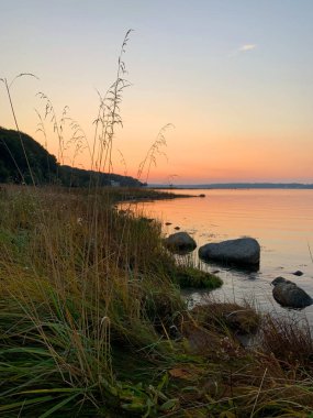 Yazın plajda güzel, pembe gün batımı, Flensburg Almanya.