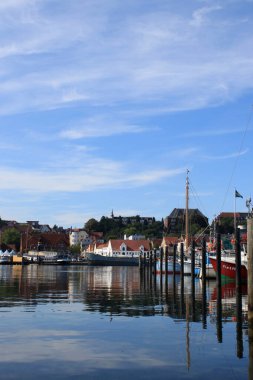Flensburg fiyort limanının yaz mevsiminde, Almanya 'nın kuzeyinde güzel bir manzarası var. Yüksek kalite fotoğraf