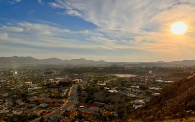 Franklin Dağları 'ndan El Paso Şehri manzarası, beyaz bulutlu mavi gökyüzü, Teksas, ABD