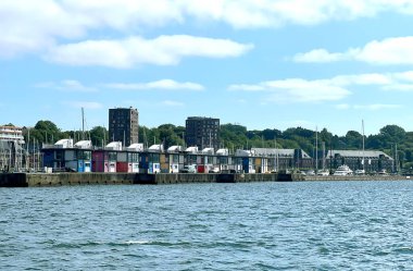 08.08.2025 - Flensburg, Almanya. Gündüz vakti Sonwik Flensburg 'da Baltık Denizi' ndeki lüks evlerin manzarası. 