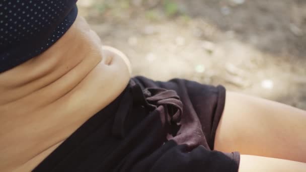 A young woman shakes the muscles of the press, a close-up of the abdomen. Close-up of a plump belly of a woman pumping her abs, a crease on her belly — Stock Footage A young woman shakes the muscles of the press, a close-up of the abdomen. Close-up of a plump belly of a woman pumping her abs, a crease on her belly Stock Video