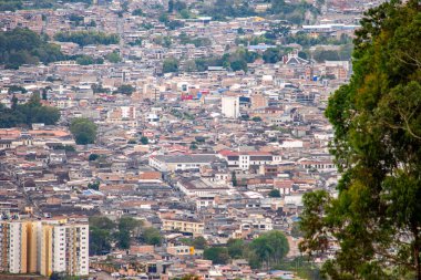 Popayn, Cauca 'nın panoramik manzarası canlı bir Kolombiya şehrinde kentsel mimari ve yeşillik sergiliyor..