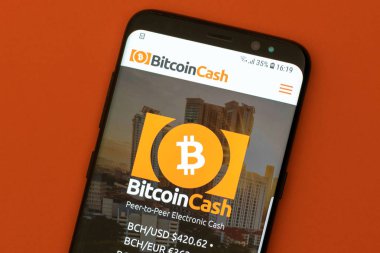 Girne, Kıbrıs - 12 Eylül 2018: Bitcoin nakit smartphone ekranında görüntülenen Web sitesi. Bitcoin nakit cryptocurrency ve ödeme bir ağdır.
