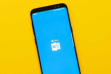 Girne, Kıbrıs - 12 Eylül 2018: modern smartphone üzerinde çalışan Microsoft Office Word uygulama.