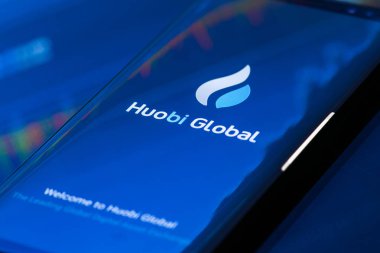 Girne, Kıbrıs - 21 Eylül 2018: smartphone Huobi küresel mobil uygulaması çalışıyor. Huobi - en büyük cryptocurrency döviz piyasasında.