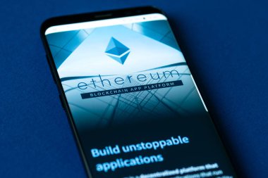 Girne, Kıbrıs - 8 Eylül 2018: akıllı telefon ekranında görüntülenen resmi web sitesi Ethereum proje. Etherem bilgi işlem platformu ve işletim sistemi tabanlı bir açık kaynak genel blockchain dağıtılmış olduğunu