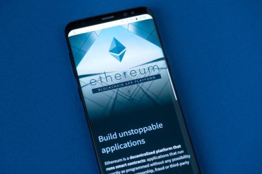 Girne, Kıbrıs - 8 Eylül 2018: akıllı telefon ekranında görüntülenen resmi web sitesi Ethereum proje. Etherem bilgi işlem platformu ve işletim sistemi tabanlı bir açık kaynak genel blockchain dağıtılmış olduğunu
