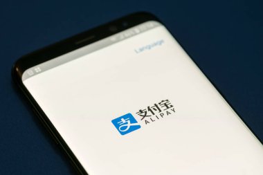 Girne, Kıbrıs - 2 Eylül 2018: Alipay app akıllı. Alipay Alibaba grubu ve kurucusu Jack Ma tarafından 2004 yılında Çin'de kurulan bir dünyanın en büyük mobil ve online ödemeler platformudur 